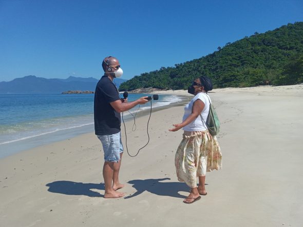 Entrevista com Vânia Guerra na Praia do Sino, na Ilha da Marambaia. Crédito: Angélica Paulo